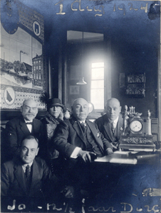 886144 Groepsportret met de directieleden van de Koninklijke Nederlandsche Lood- en Zinkpletterij voorheen A.D. ...